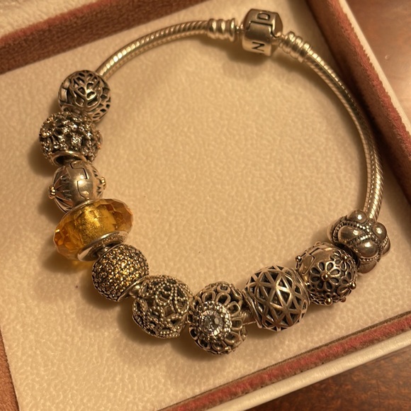 Authentic Pandora bracelet with 10 charms - Picture 2 of 5